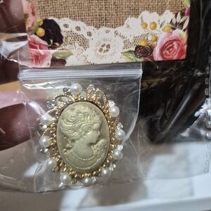 Fashion Jewelry Gold Cameo Brooch with Pearls